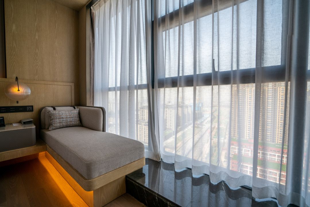 酒店家具饰面板怎么选？不同材质性能与适用场景解析
