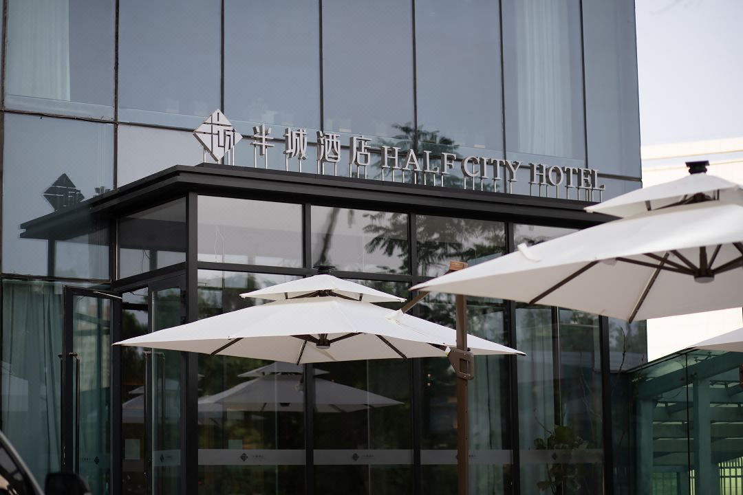 智能酒店家具怎么选？灯光、睡眠监测等功能的实用度解析