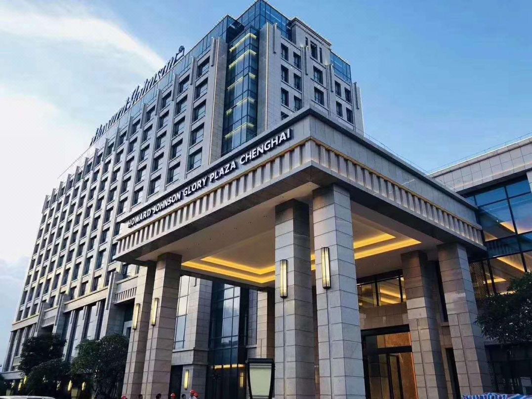 酒店花园家具怎么选?木质与金属材质的优缺点解析