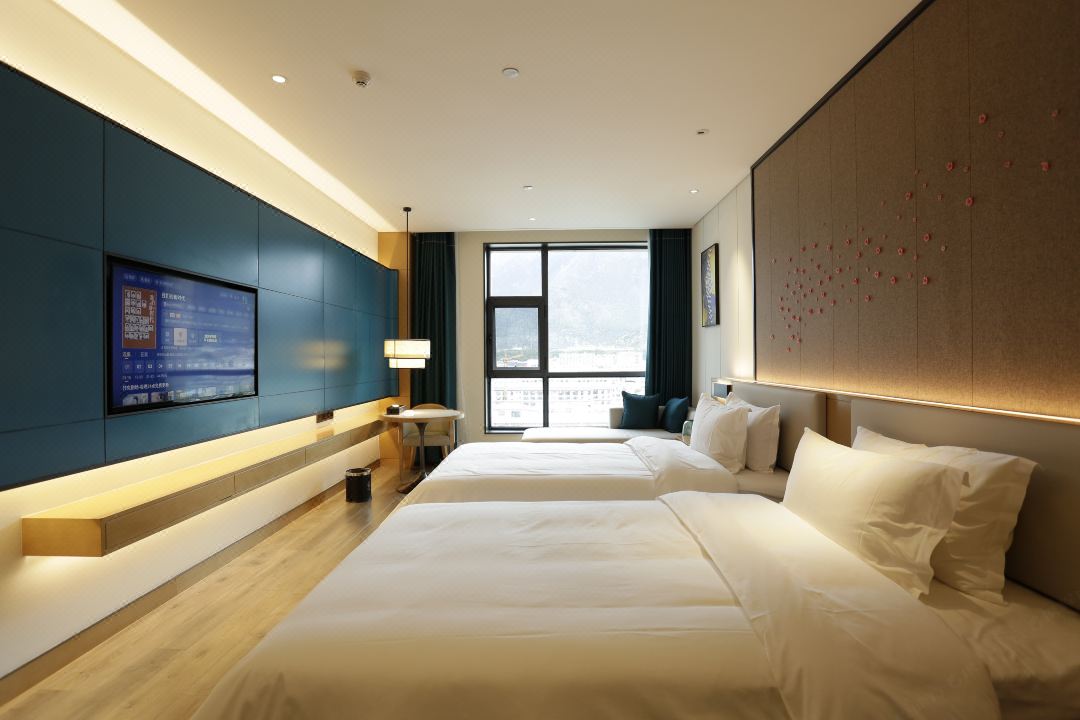 酒店客房行李架选木质还是金属材质？耐用性与美观度如何平衡