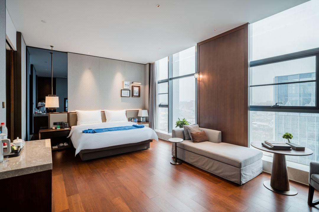 与酒店设计公司合作，如何确保家具选型与设计风格完美适配？